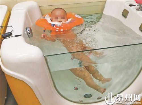 脖圈游泳隐忧调查 婴儿游泳莫让脖圈坑了娃