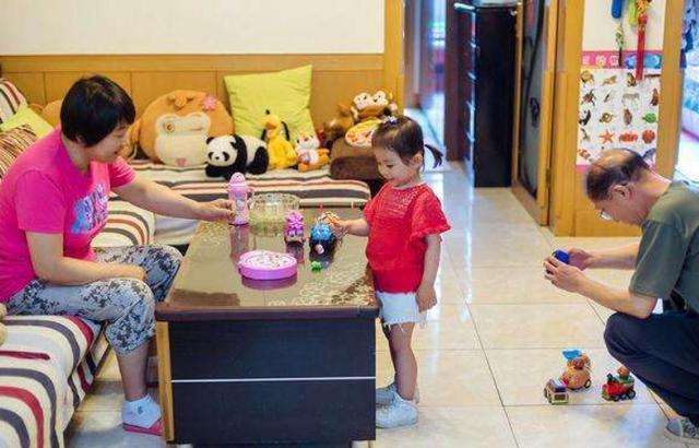 『你的育儿经』奶奶喝掉奶瓶剩下的奶，宝妈执意送她回乡下，育儿老思想何时革新