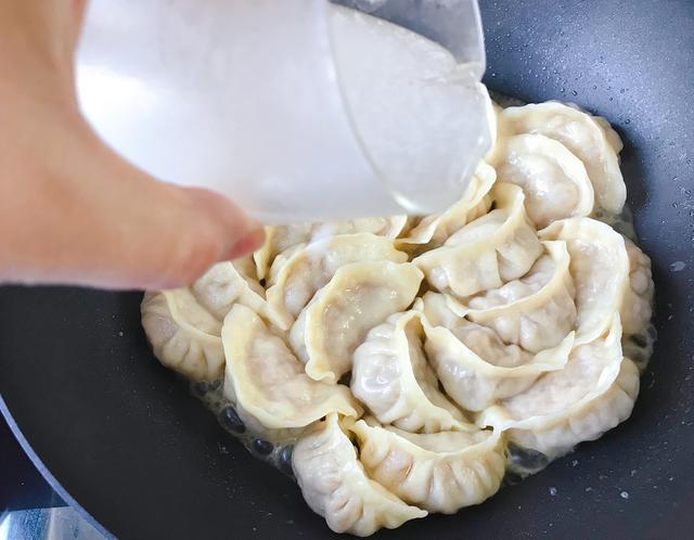好吃不如饺子，朴素的猪肉白菜煎饺，酥脆鲜香，带给你家的味道