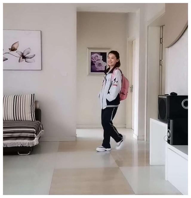 超级宝妈:40岁妈妈穿上女儿校服,像是18岁少女,爸爸看了想再追一次