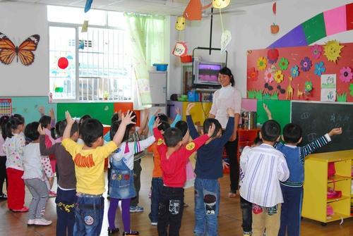 『超级宝妈』首个幼儿园下周一开学，要求孩子全天戴口罩，你同意吗？