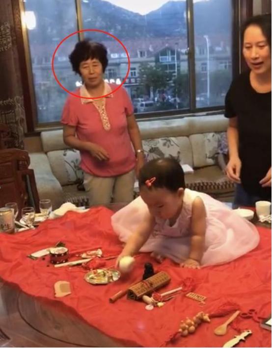 超级宝妈@一岁宝宝“抓周”，一把抓住的东西，奶奶顿时黑脸，妈妈：没眼看