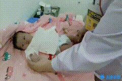 「超级宝妈」如何减少宝宝吐奶？如何给宝宝做排气操？动图详解来了