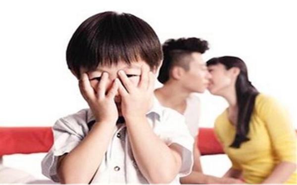 超级宝妈■“宝宝，你现在还在喝奶吗？”“我不喝奶，我爸爸才最喜欢喝奶”