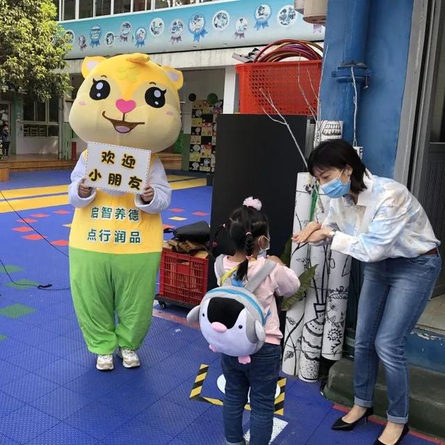超级宝妈▲宁波幼儿园萌娃们开学啦！独自入园、测温、一米距…开心有序！