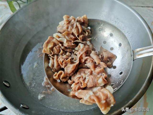 羊肉片别只会涮着吃，和这个食材是绝配，做成汤，营养味美又下饭