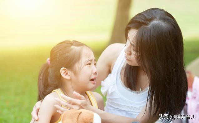 你的育儿经：女童为了娃娃机，狠踹妈妈，接下来爸爸的举动，让妈妈愣住了