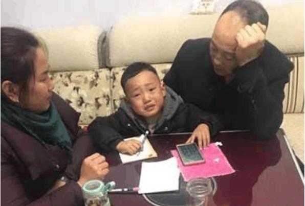 「超级宝妈」“硬核妈妈”火了，搞定儿子不爱写作业的困扰，网友：值得学习