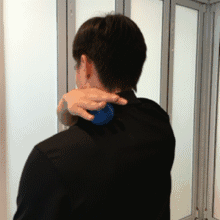 腹式呼吸|斜方肌紧张会引发颈椎病？医生3招放松斜方肌，缓解颈椎肩颈不适