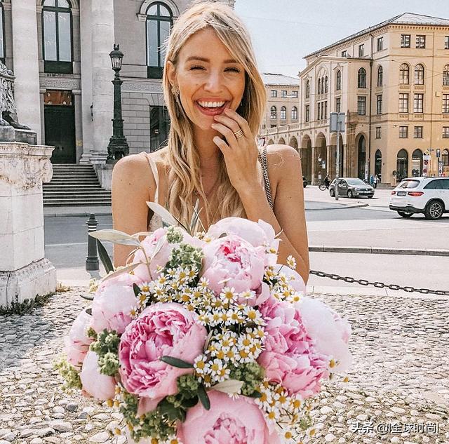 最时尚德国穿搭典范，甜心博主笑靥如花“花式”吊带连衣裙百搭百魅