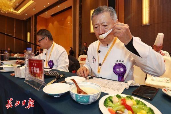 全国顶尖大厨“抡勺比武”，武汉伢凭藕夹技艺获封“厨神”