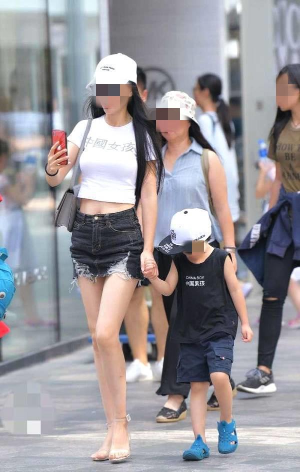 『你的育儿经』宝妈穿着“清凉”接儿子，却被孩子同学取笑：你妈妈穿内裤出门