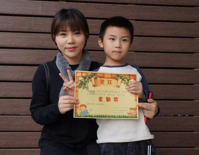 「超级宝妈」孩子带回家一张奖状，宝妈特意发朋友圈炫耀，被人提醒后笑不出来