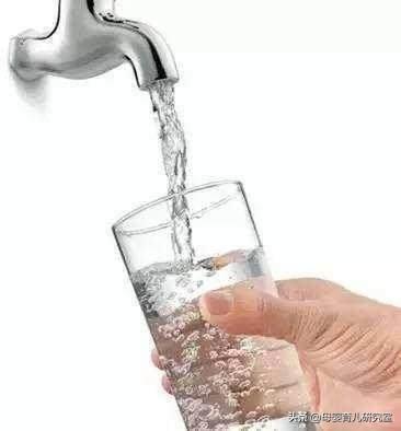 [你的育儿经]矿泉水？纯净水？自来水？宝宝到底用什么水冲奶粉比较好？