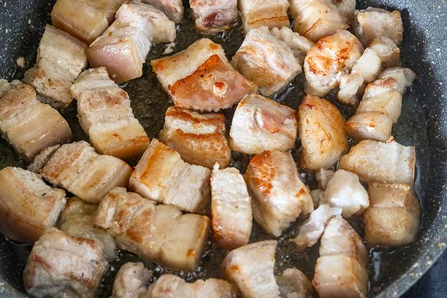 做红烧肉不用炒糖色，一样颜色红润有焦糖味，牢记这2招，真香