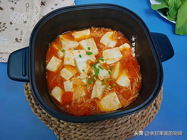 番茄金针菇烧豆腐，成本不到8块钱，热乎乎上桌，暖胃又下饭