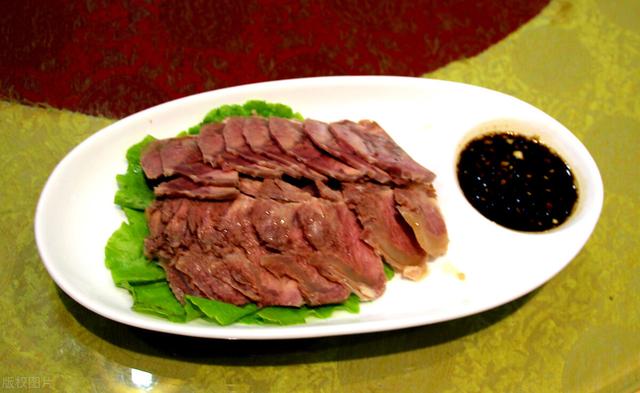 做卤牛肉时，牢记“1腌2泡”的窍门，牛肉鲜嫩入味，不柴不腥