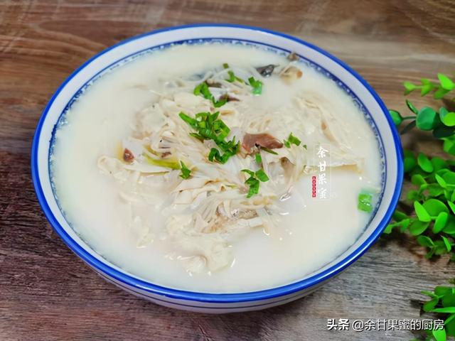 金针菇豆皮鱼头汤，食材普通，炖一炖上桌，汤汁奶白浓郁无腥味