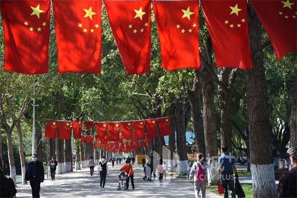 挂国旗 迎国庆