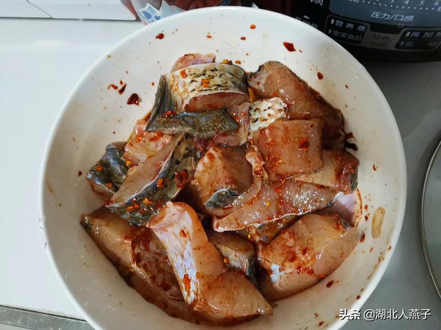 炸鱼块裹淀粉还是裹面粉？炸鱼块这样做金黄酥脆，鱼肉非常嫩