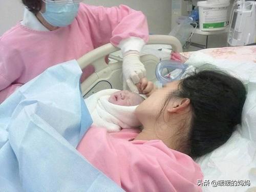 「超级宝妈」产妇生娃用力过猛，不小心解决“生理需求”，医生却大喜：拉得好