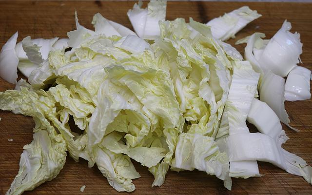 天凉多吃羊肉白菜炖粉条，肉质软烂，热气腾腾，一大碗不够吃