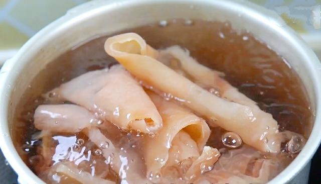 这才是卤牛肉的正确做法，牛肉色泽鲜亮不柴不腥，家里人都爱吃