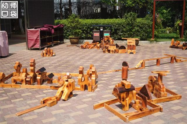 你的育儿经|当建构区搬到了户外，孩子能搭出一整个世界