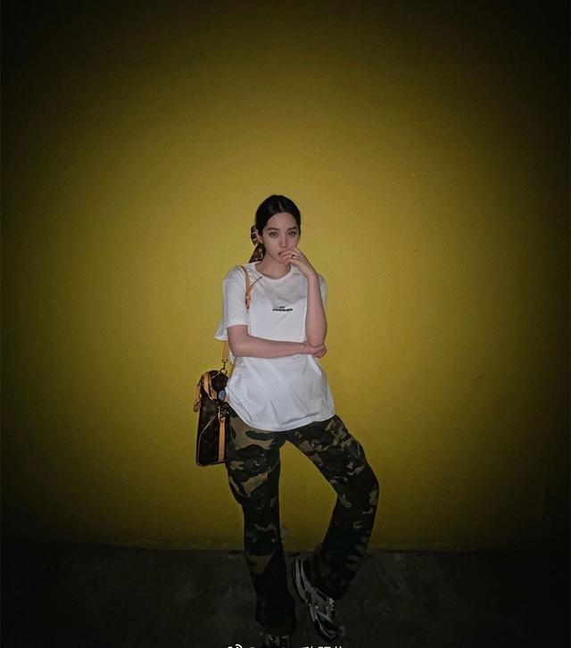 时尚迪科中性风高手欧阳娜娜,居然破天荒走起了淑女风,白色连衣裙超温柔