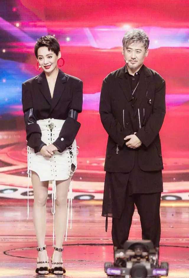 时尚迪科宁静身材非常抗打，小白裙配美腿显成熟女性气质