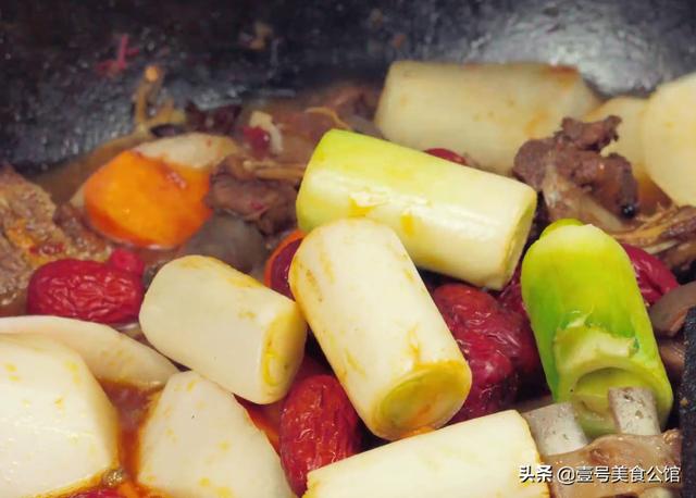 冬日里，在家烹饪一锅红焖羊肉，鲜嫩味美又多汁，老少皆宜的美食