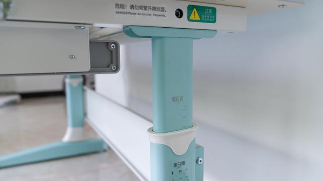 儿女天天乐|可调节的儿童学习桌椅到底有用吗？黑白调儿童学习桌椅给你答案