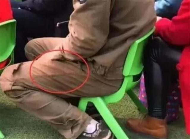 【超级宝妈】孩子父亲穿工作服开家长会，被其他家长嘲笑：真丢孩子的脸