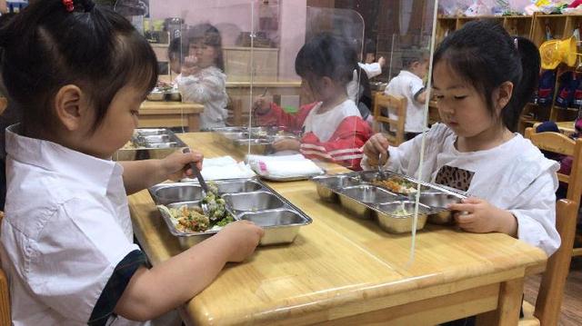 你的育儿经|“小黄帽”“进餐隔板”助力安全开园