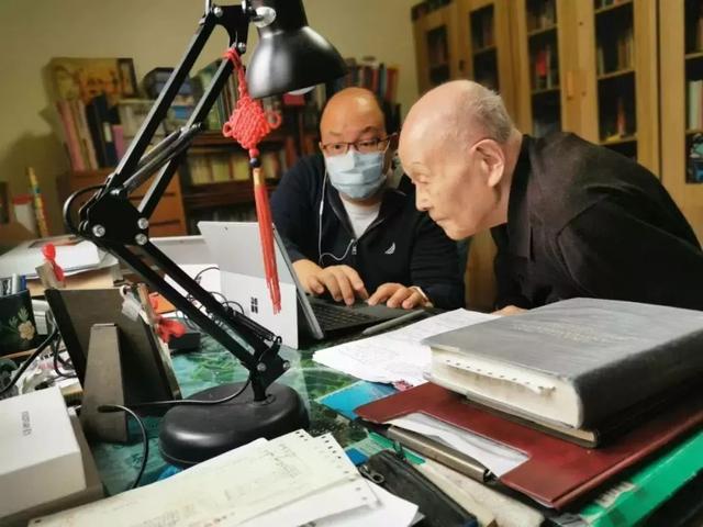中国教育报▲95岁清华教授开直播授课上热搜，网友：我再也不逃网课了