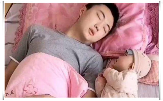 超级宝妈：爸爸做恐龙套装给孩子做玩伴，活灵活现萌翻网友：别人家的爸爸