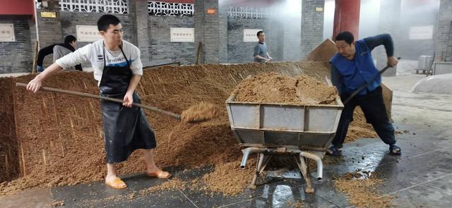 在600年窖池感受“前店后坊”的古老饮酒方式 白酒专家：品质是酒企业发展的根本