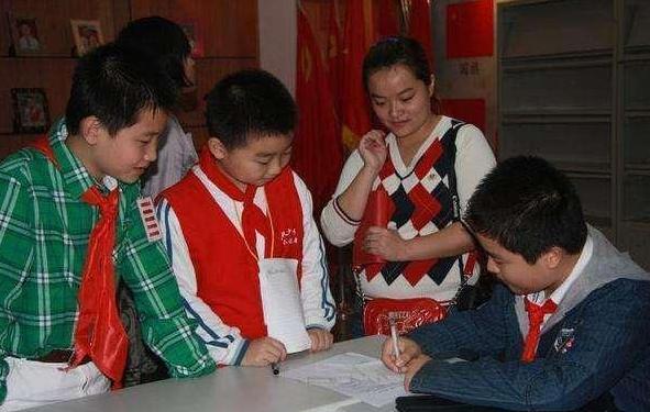 「你的育儿经」曾是名声大噪的“五道杠少年”，现在却埋没人海，网友：可惜了