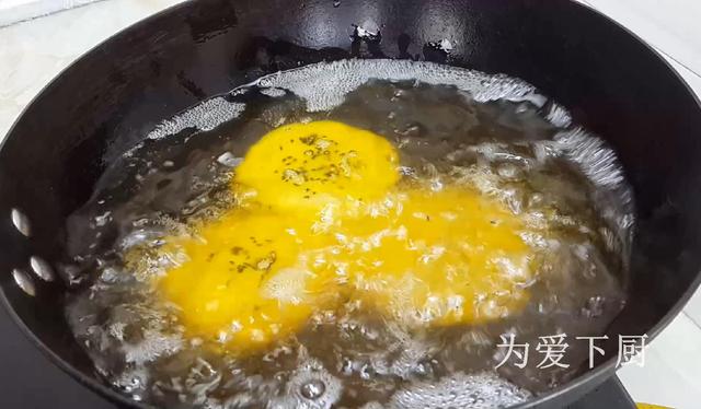 在家面粉别炸油条了，开水一烫，比蛋糕烧饼还香，真的非常美味