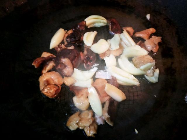 冬天就馋这菜，茄子豆角一焖，味道鲜香可口，超下饭