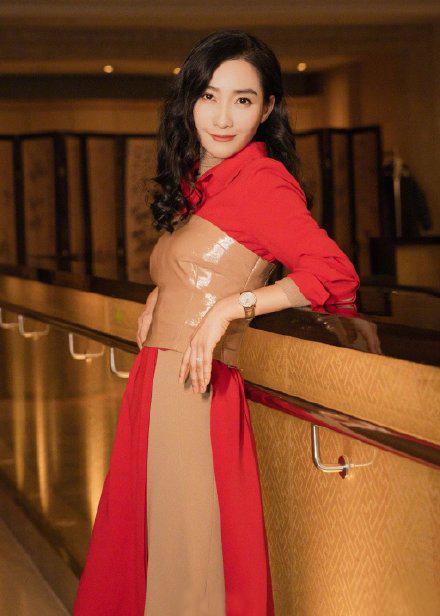 “安陵容”短发梳油头A爆！短裙穿在衬衣外刚盖住大腿，太修长了|fun娱乐