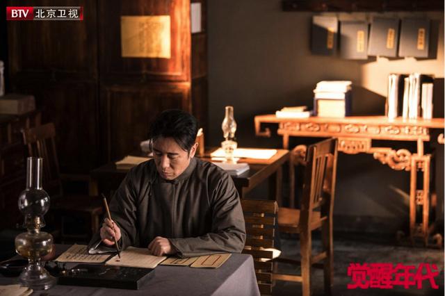 中宣扬理想,不久又要在《悬崖之上》继续斗争…… 昨天,于和伟回到