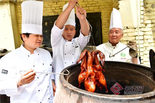 宜良|昆明首次出现知名餐饮企业老板娘“带子拜师”新鲜事