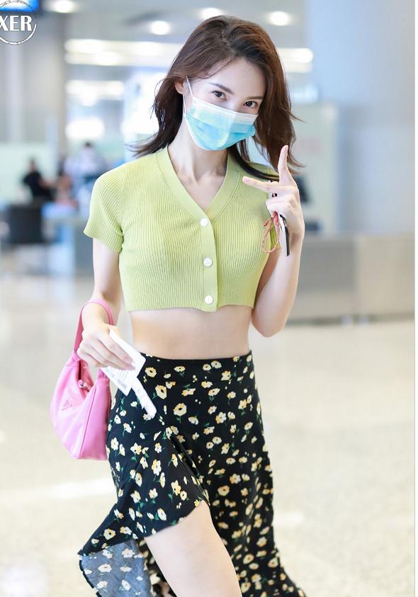 花开忆红颜|金晨机场造型翻车！露腰上衣穿成五五分，全靠颜值撑着