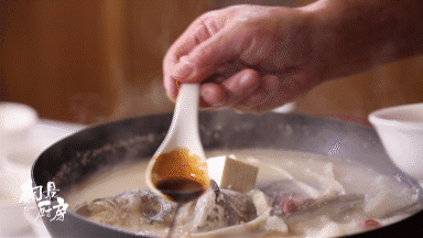 上海独一份的鱼头汤，红亮味醇喝精光