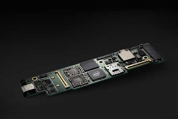 「勇哥科技」未来芯片新方向？Intel 放出3D 新芯片近照