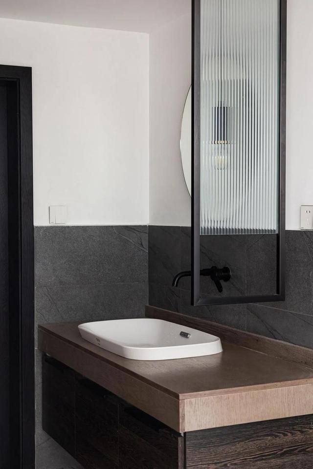 难怪入墙设计广受小户型喜欢，门入墙省空间、水龙头入墙高级