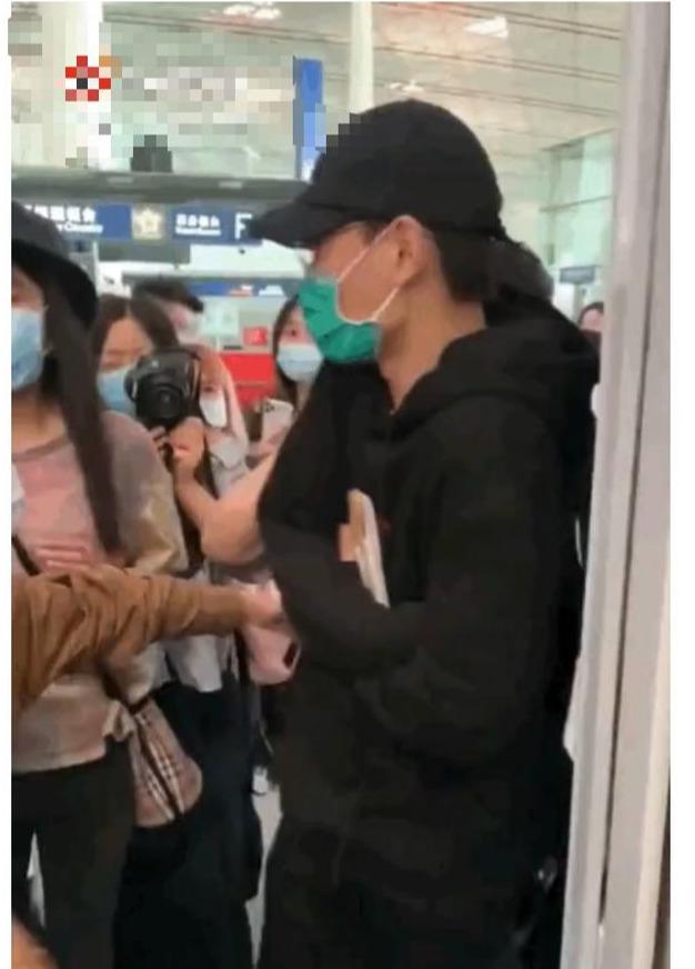 清风与酒|丁禹兮机场被围堵，明明180cm硬被他弯成了和其他女粉一样的身高