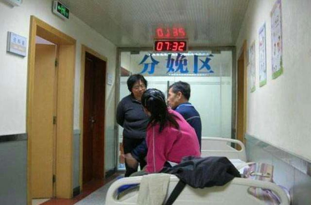 『超级宝妈』生完孩子后，丈夫的举动道明一切，网友：大都只有孩子，太心酸