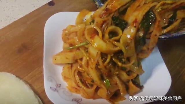 懒人凉皮想要好吃，可不是直接调面糊那么简单，教你正确做法，香